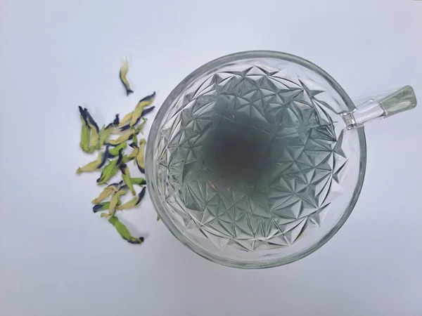 Kuru mavi bezelye çiçekleriyle hazırlanmış çay.