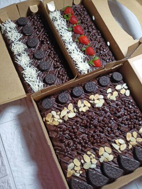 Çilek, oreos peyniri ve badem dilimli çeşitli brovniler.