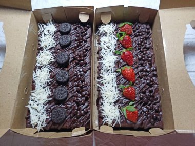 Çilek, oreos peyniri ve badem dilimli çeşitli brovniler.