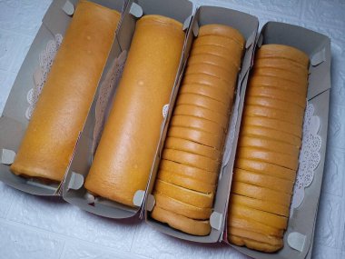 Düzgün kutulanmış sünger ruloları ve pürüzsüz kahverengi fırında pişmiş