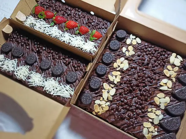 Çilek, oreos peyniri ve badem dilimli çeşitli brovniler.