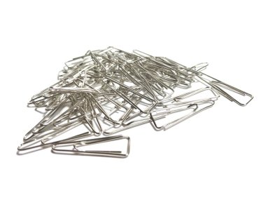 Beyaz Arkaplan 'a dağılmış Gümüş Kağıt Kıskaçları Yığını