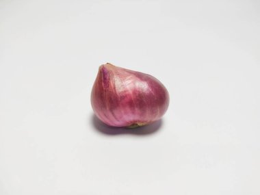 Beyaz arkaplanda kırmızı soğan izole edildi