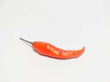 Kırmızı biber beyaz arkaplanda izole edildi