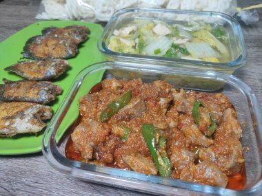 Sambal Goreng Hati, yemek masasında servis edilen sebze ve balıklar.