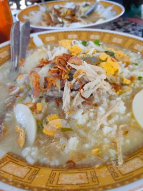 Soto Banjar The Table 'da sunuldu. Soto Banjar, Banjarmasin 'den geleneksel Endonezya tavuk çorbası. Endonezya.