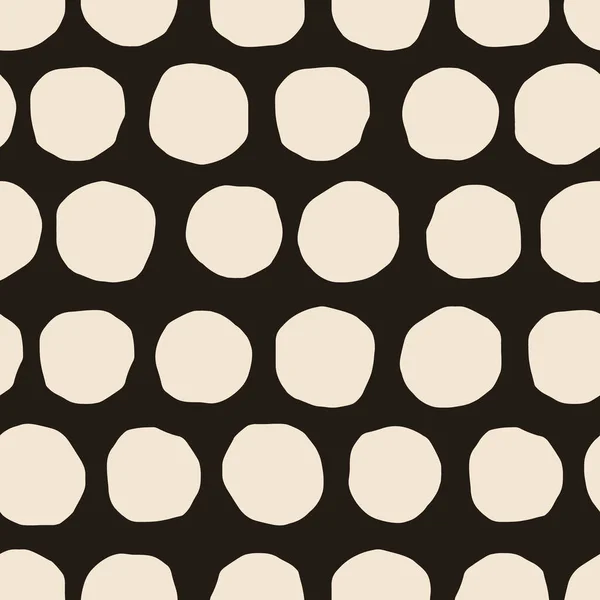 切り抜き円のベクトルシームレスパターン 手描きのポルカドットの質感 レトロなスタイルで黒と白の背景に点在 — ストックベクタ