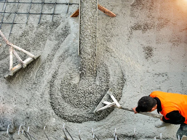 Yolun karıştırılarak Mobil Beton Mikser yapmak için çelik takviye koyduktan sonra hazır beton dökme