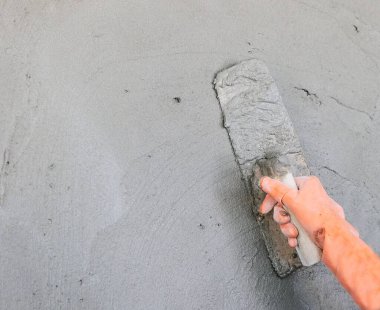 Duvardan tuğlaya beton sıva döşeyen inşaat