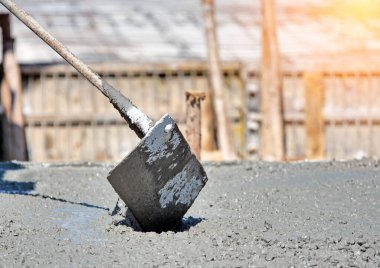 Ticari beton döşeme katları boyunca beton dökme aracı