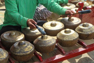 Gamelan müzik aleti çalan bir adamın eli.