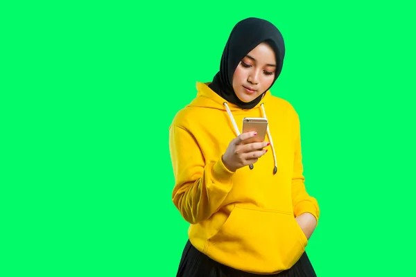 Schöne Asiatische Muslimische Mädchen Lächeln Und Halten Ihr Telefon — Stockfoto