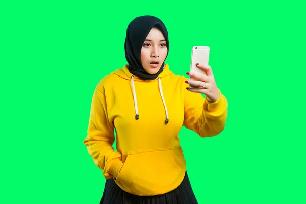Hermosa Asiático Musulmán Chica Con Impactado Expresión Celebración Teléfono —  Fotos de Stock