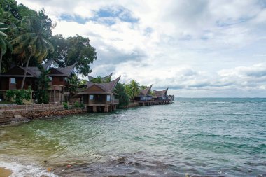 Batam Endonezya 'da tropikal bir adada sahil beldesi