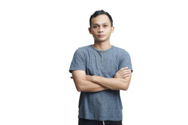 Çapraz kollu Asyalı adamın mutlu ifadesi. Stüdyo arka planında izole