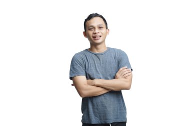 Çapraz kollu Asyalı adamın mutlu ifadesi. Stüdyo arka planında izole