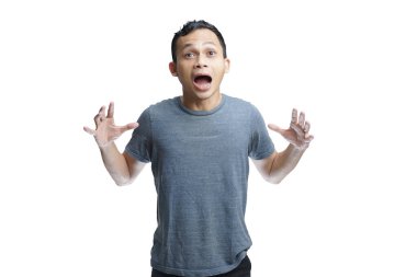 İzole edilmiş arka planda beyaz gömlekli bir adamın şok olmuş yüzü.