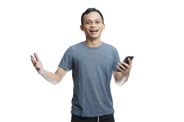 Joven Sonriente Guapo Asiático Hombre Traje Casual Utilizando Teléfono Móvil —  Fotos de Stock