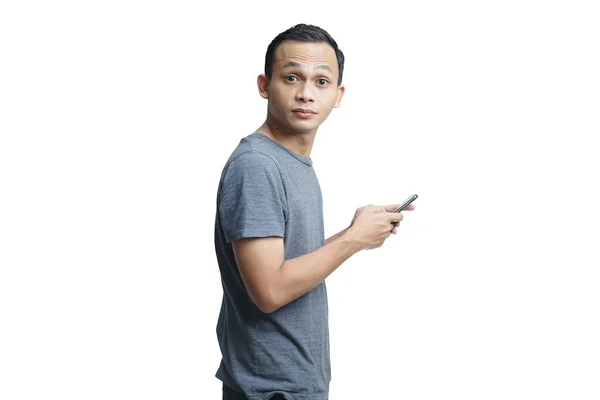 Ung Leende Stilig Asiatisk Man Ledig Klädsel Med Hjälp Mobiltelefon — Stockfoto