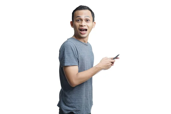 Joven Sonriente Guapo Asiático Hombre Traje Casual Usando Teléfono Móvil —  Fotos de Stock