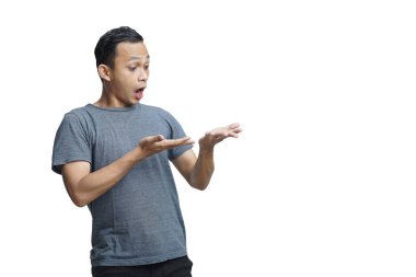 Arka planda şok olmuş Asyalı bir adam avucunun içinde fotokopi alanı tutuyor.