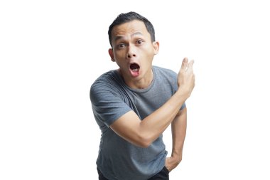 Arka planda şok olmuş Asyalı bir adam avucunun içinde fotokopi alanı tutuyor.