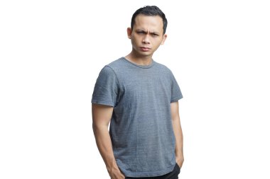 Kızgın bakışlı Asyalı genç adam izole edilmiş.