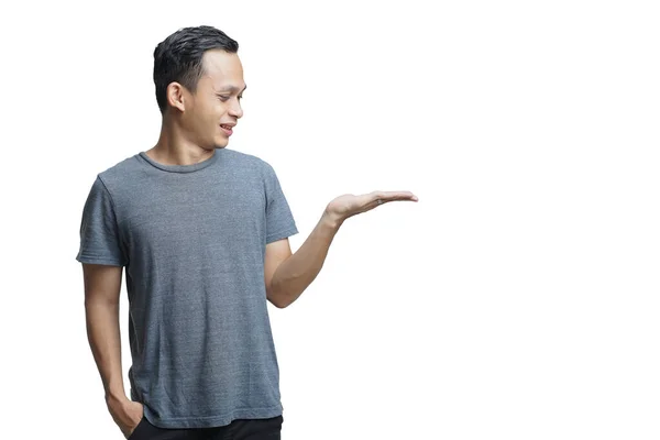 Attraktiv Asiatisk Man Ler Samtidigt Som Han Pekar Sin Öppna — Stockfoto