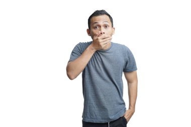 Soyutlanmış arka planda şok olmuş Asyalı bir adam.