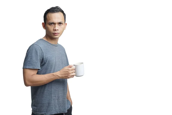Stilig Asiatisk Man Som Håller Kopp Kaffe Isolerad Bakgrund — Stockfoto