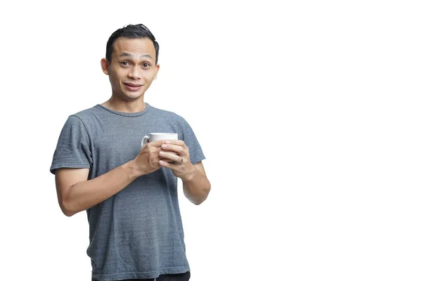 Stilig Asiatisk Man Som Håller Kopp Kaffe Isolerad Bakgrund — Stockfoto