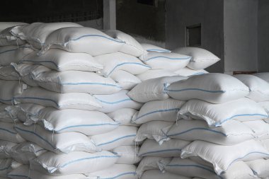 Kenevir çuvalları dolusu pirinç. Tahıl ambarında pirinç çuvalları.