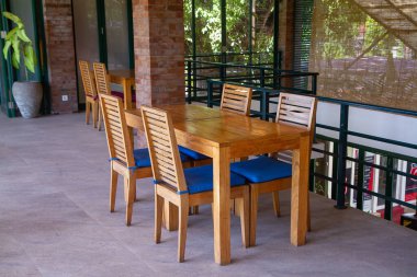 Boş restoran sandalye ve masa 