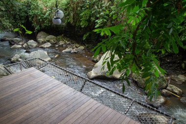 Ahşap teras, güzel nehir manzaralı.