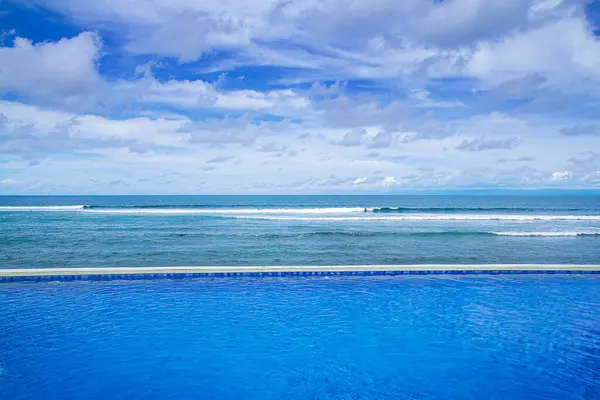 Infinity pool overlooking beach. beachfront swimming pool