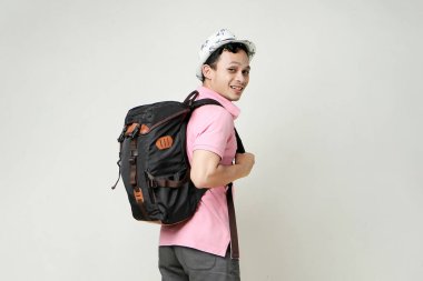 Çekici Asyalı sırt çantalı adam poz veriyor. seyahat konsepti. izole edilmiş arkaplanda