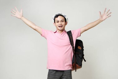 Haappy Asyalı sırt çantalı adam ellerini kaldırsın. seyahat konsepti. izole edilmiş arkaplanda