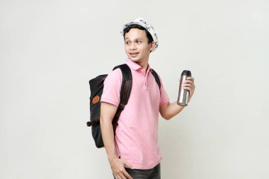 Sırt çantalı Asyalı adam bardak tutacağı şişesi. seyahat konsepti. izole edilmiş arkaplanda