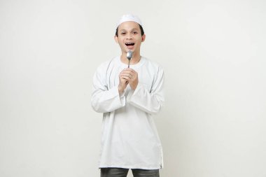 Müslüman adam kaşık tutuyor. İnsanlar dini İslam yaşam tarzı kavramını benimsiyor. Ramazan ve Mübarek bayramını kutluyoruz. izole edilmiş arka grupta