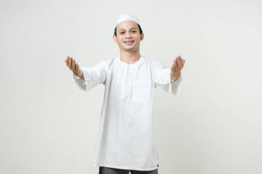 Müslüman adam iki eliyle selam veriyor. İnsanlar dini İslam yaşam tarzı kavramını benimsiyor. Ramazan ve Mübarek bayramını kutluyoruz. izole edilmiş arka grupta