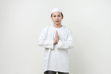 Mutlu Asyalı Müslüman adam selamlama hareketi. İnsanlar dini İslam yaşam tarzı kavramını benimsiyor. Ramazan ve Mübarek bayramını kutluyoruz. izole edilmiş arka grupta