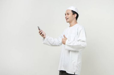 Cep telefonu tutan mutlu müslüman adam ve 