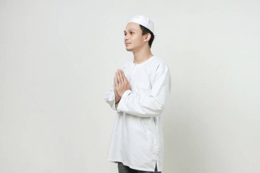 Mutlu Asyalı Müslüman adam selamlama hareketi. İnsanlar dini İslam yaşam tarzı kavramını benimsiyor. Ramazan ve Mübarek bayramını kutluyoruz. izole edilmiş arka grupta