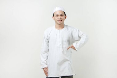 Mutlu Asyalı Müslüman adam parmak hareketi yapıyor. İnsanlar dini İslam yaşam tarzı kavramını benimsiyor. Ramazan ve Mübarek bayramını kutluyoruz. izole edilmiş arka grupta