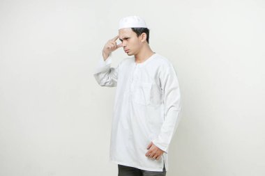 Asyalı Müslüman adam kafa hareketi yapıyor. İnsanlar dini İslam yaşam tarzı kavramını benimsiyor. Ramazan ve Mübarek bayramını kutluyoruz. izole edilmiş arka grupta