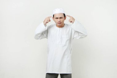 Asyalı Müslüman adam kafa hareketi yapıyor. İnsanlar dini İslam yaşam tarzı kavramını benimsiyor. Ramazan ve Mübarek bayramını kutluyoruz. izole edilmiş arka grupta