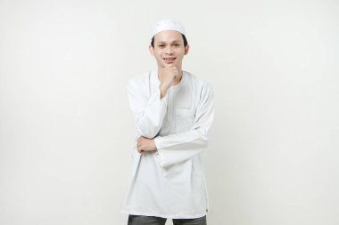 Asyalı Müslümanlar, arka planda elleri ile çenesine dokunuyor. İnsanlar dini İslami yaşam tarzı konsepti