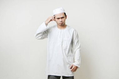 Asyalı Müslüman adam kafa hareketi yapıyor. İnsanlar dini İslam yaşam tarzı kavramını benimsiyor. Ramazan ve Mübarek bayramını kutluyoruz. izole edilmiş arka grupta