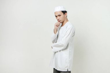 Asyalı Müslümanlar, arka planda elleri ile çenesine dokunuyor. İnsanlar dini İslami yaşam tarzı konsepti