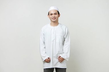 İzole edilmiş arka planda Asyalı Müslüman portresi. İnsanlar dini İslami yaşam tarzı konsepti